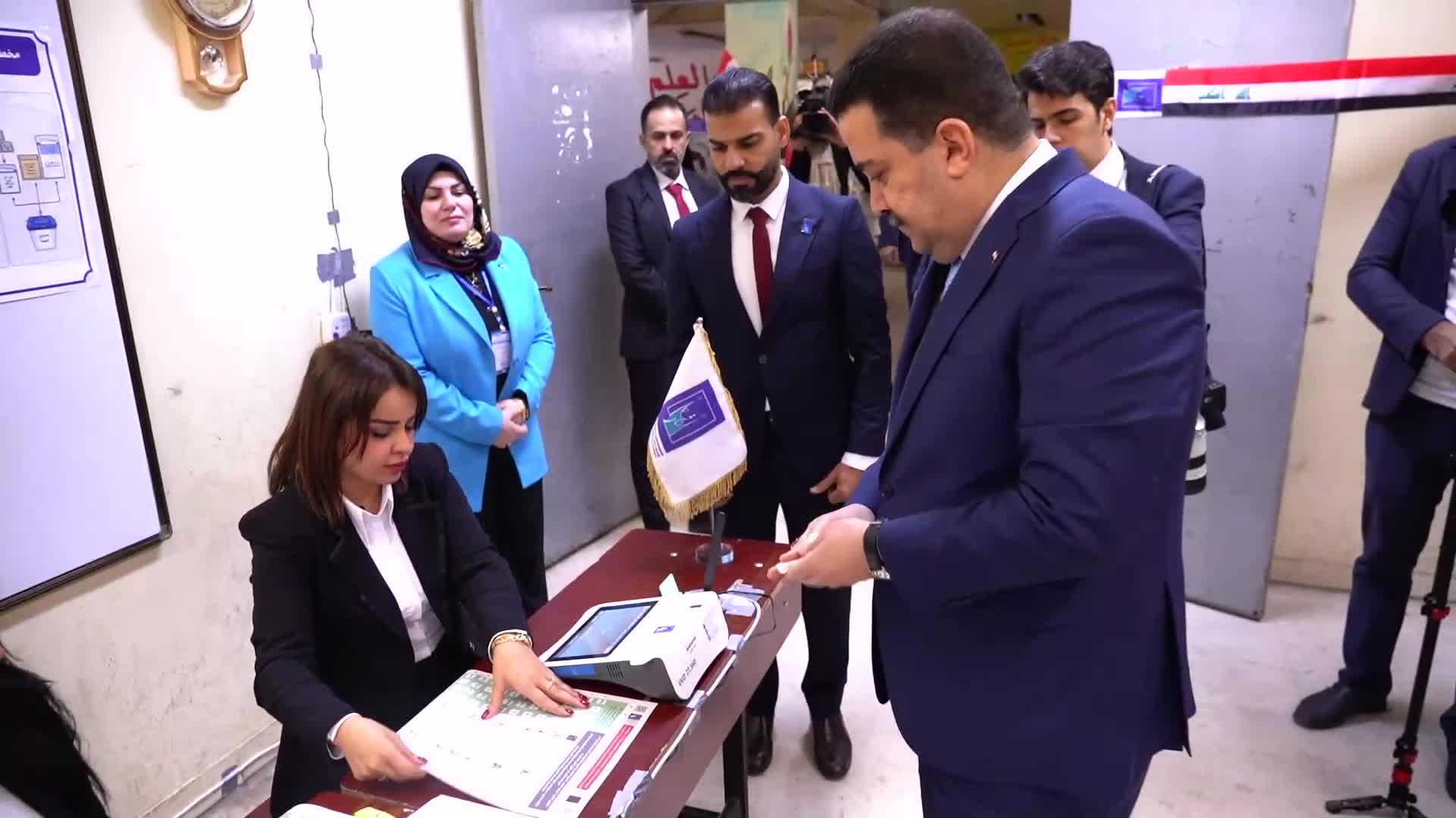 أدلى رئيس الوزراء العراقي محمد شياع السوداني، بصوته في أحد مراكز الاقتراع بمنطقة الكرخ
